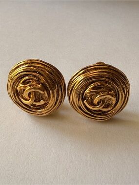 Chanel Vintage 1994 Birds Nest Interlocking CC Clip-On Earrings 94A Gold Tone